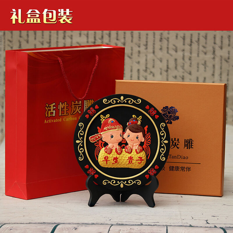 門扉喜結(jié)良緣 一尊活性炭雕，兩心永恒見(jiàn)證